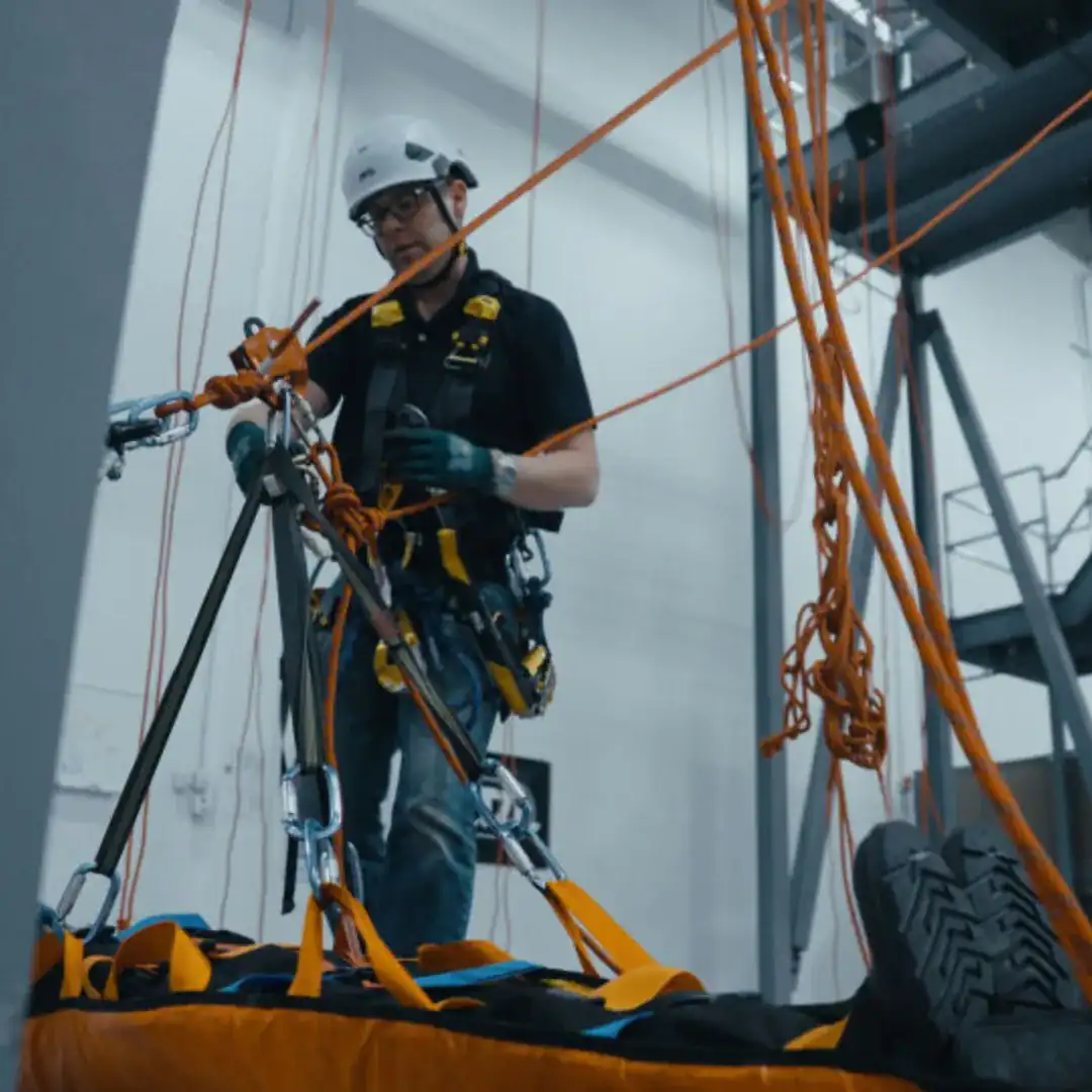 Technician practicing advanced rope rescue during GWO ART Refresher training in Calgary